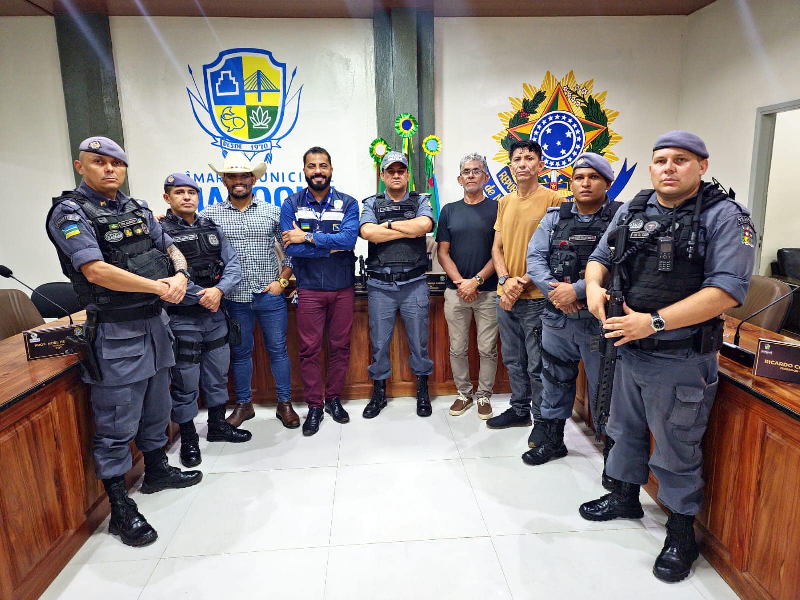 Na manhã de ontem (26), o Presidente da CâmaVereara de dores Ueslei Teles, e os demais Vereadores : Vice-presidente Lobão, Ver. Ricardo Cowboy e Ver. Guido Mecânico, receberam o Comandante Geral da Polícia Militar - CEL. Adilton e o Comandate da Polícia M