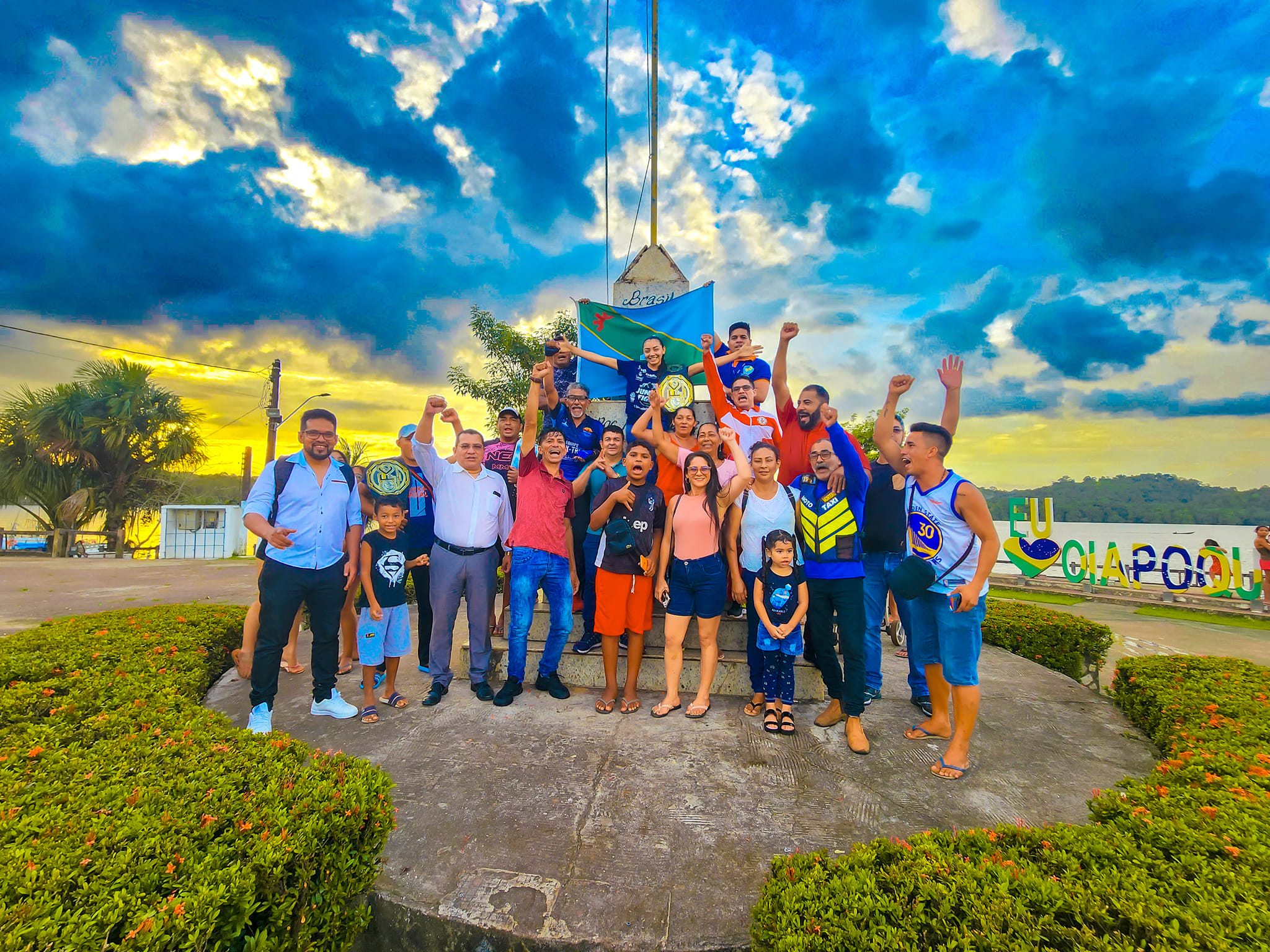 Na tarde de ontem os Vereadores : Presidente Ueslei Teles, vice-presidente Lobão, Ver. Marques e Ver. Guido Mecânico, estiveram CT Demetrio, para participarem da Carreata em homenagem a Sabrïna Oliveïra , que ganhou a luta Jungle Figth em São Paulo no pes