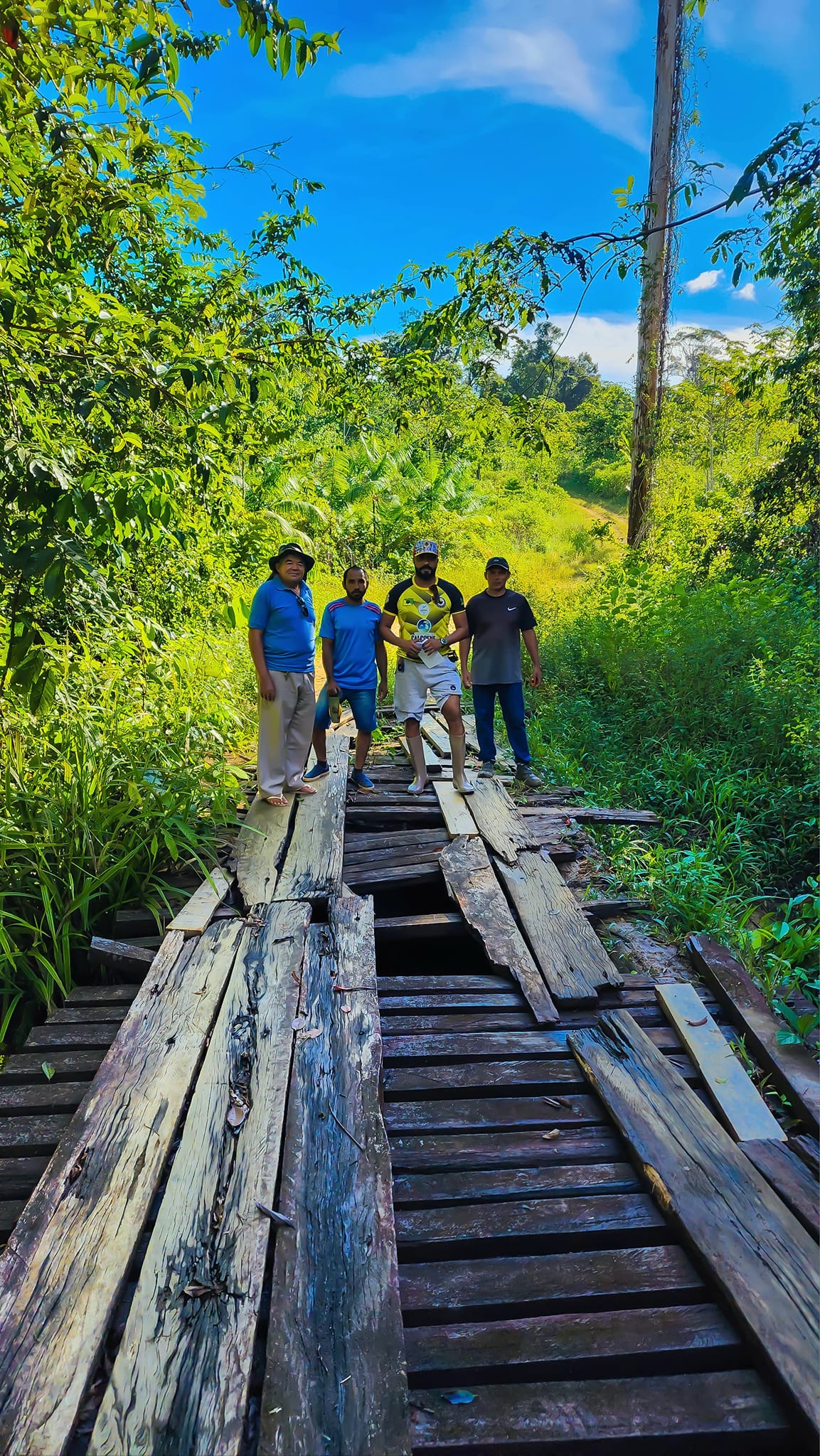 Na tarde desta quinta-feira (08), o Presidente dos agricultores do km 47, Vereador Ueslei Teles,  esteve juntamente com o Operador de Máquina Edilson e alguns agricultores (Elizeu e irmão Dilson) realizando visitação no ramal do km 47.