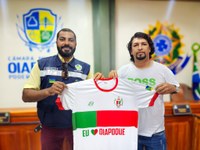 PRESIDENTE DA CÂMARA MUNICIPAL RECEBE PRESENTE ESPECIAL DO PRESIDENTE DA LIGA DESPORTIVA DE OIAPOQUE.