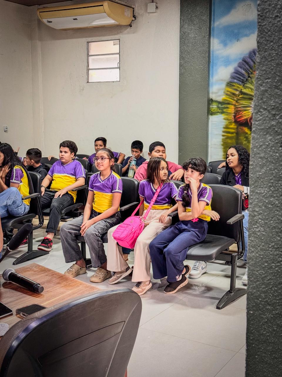 ESTUDANTES DA ESCOLA MÁRCIA DO SOCORRO VISITAM O PODER LEGISLATIVO